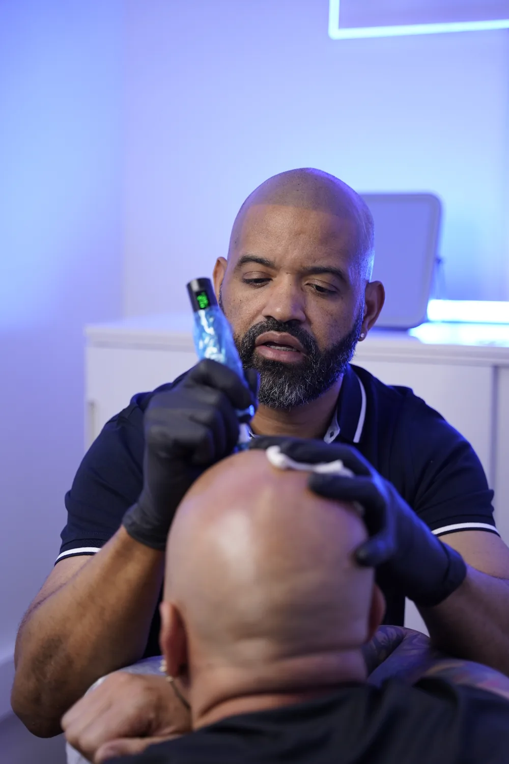 Erik Roberto performing scalp micropigmentation